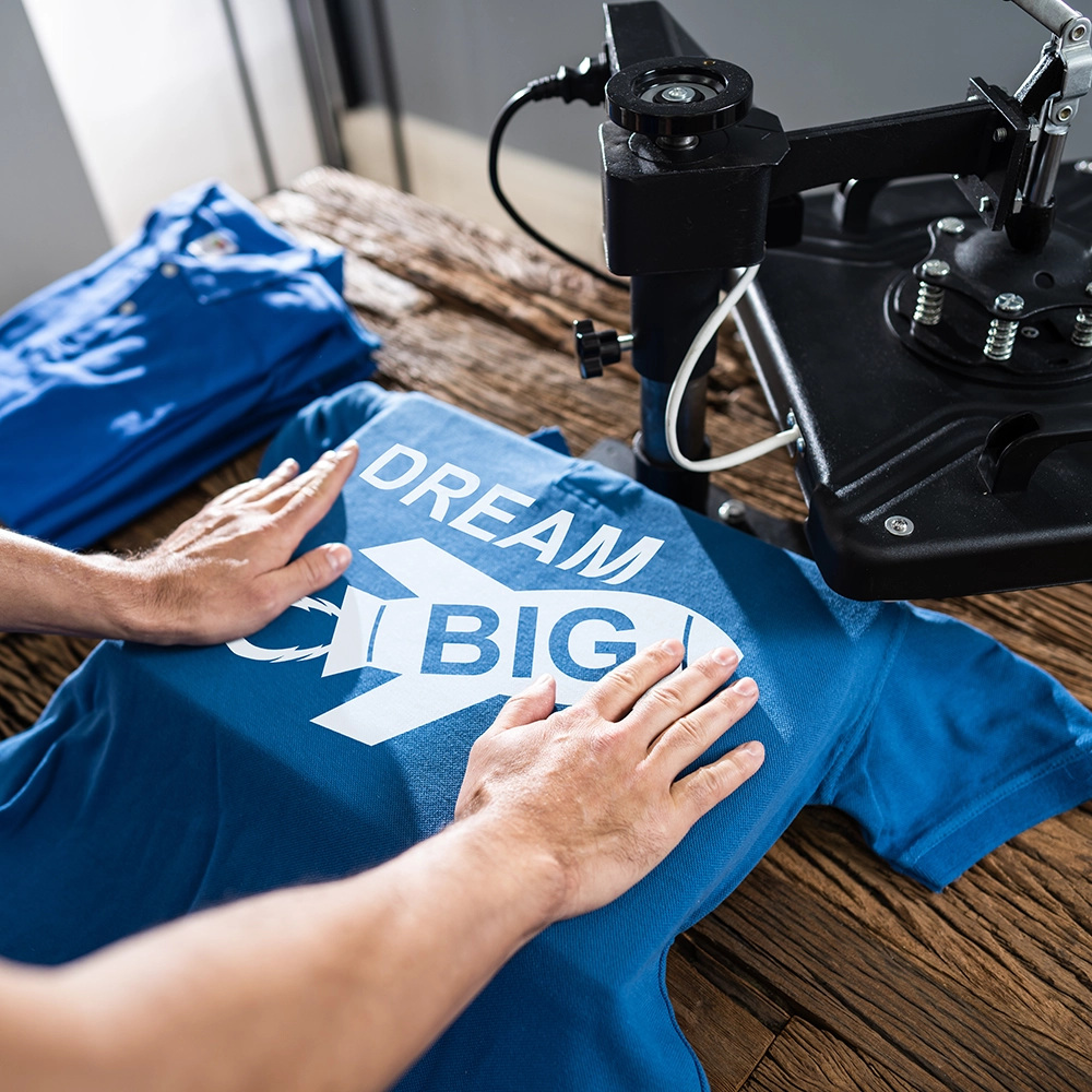 Beispiel eines T-Shirt-Aufdrucks an der Transferpresse